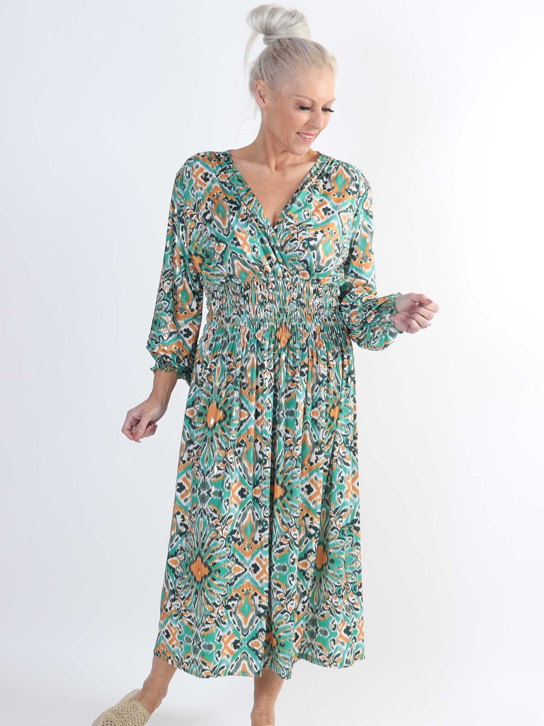 Pams Peacock Midi L/S - Elastisk mönstrad plus size-klänning i skrynkelfritt tyg